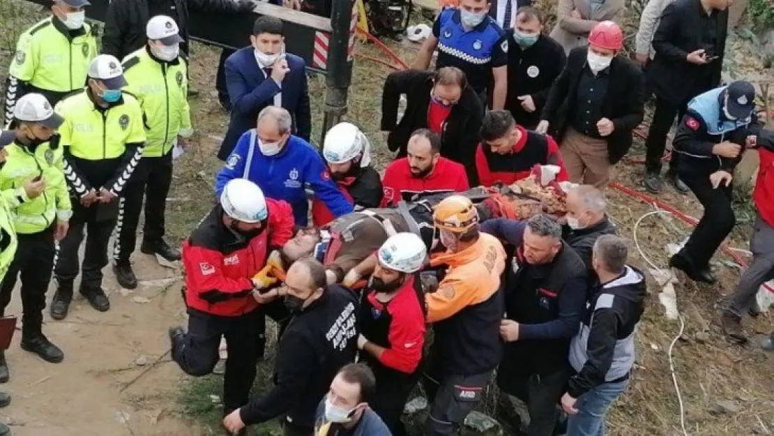 Öğrenci servisi kazasında sürücü de 3 saat sonra kurtarıldı