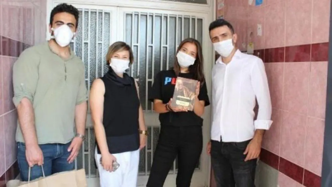 Öğretmenlerden öğrencilere dezenfekte edilmiş kitap