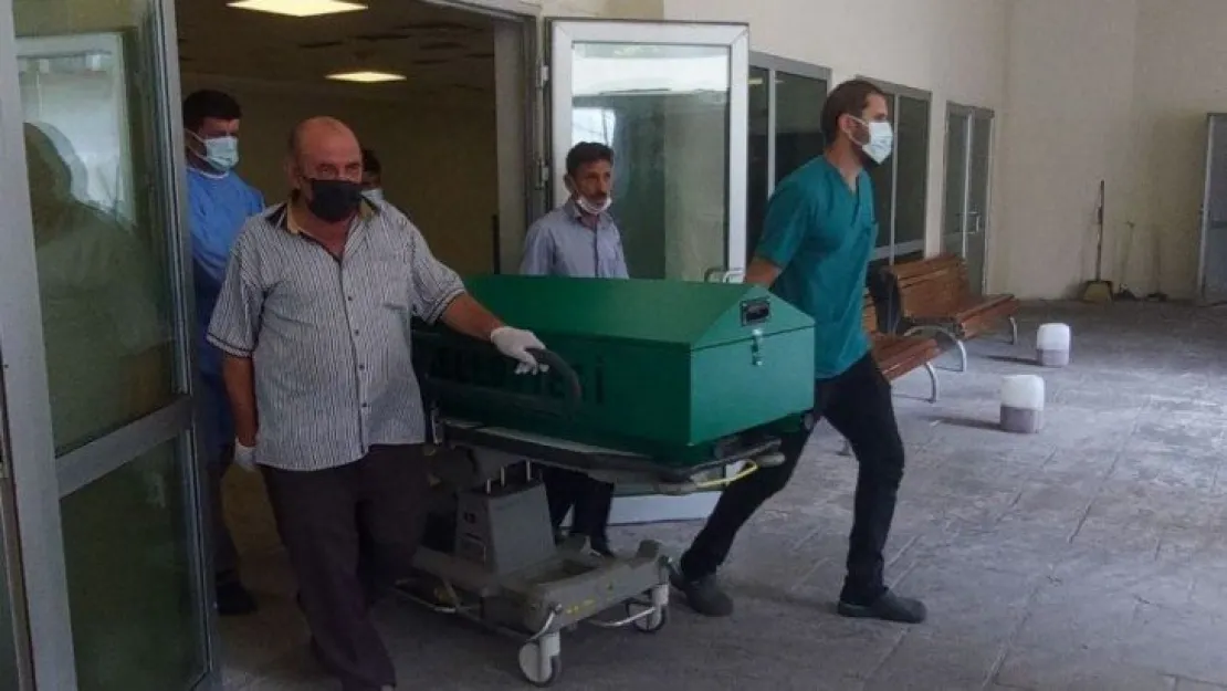 Oksijen tüpüne bağlıyken sigara içmek isteyince canından oldu
