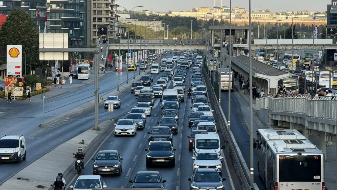 Okullarda uyum haftası başladı, İstanbul'da trafik yoğunluğu oluştu