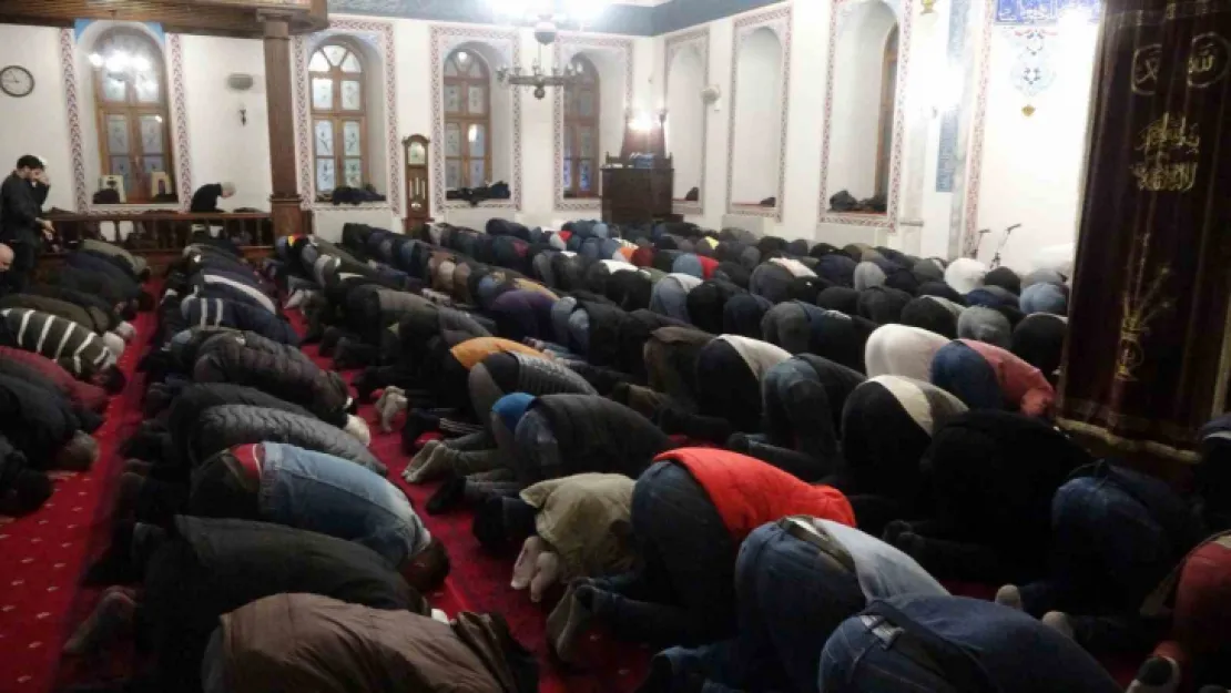 Mübarek Ramazan kılınan teravih namazıyla başladı