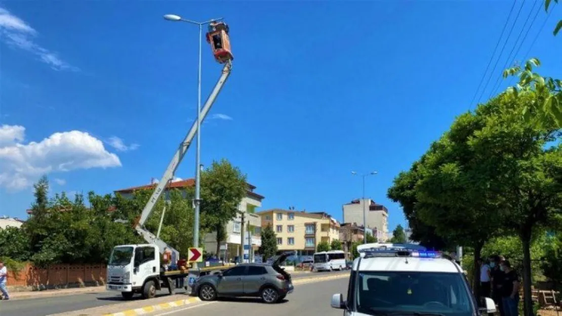 Önce araca, sonra direğe çarptı: 1'i çocuk 3 yaralı