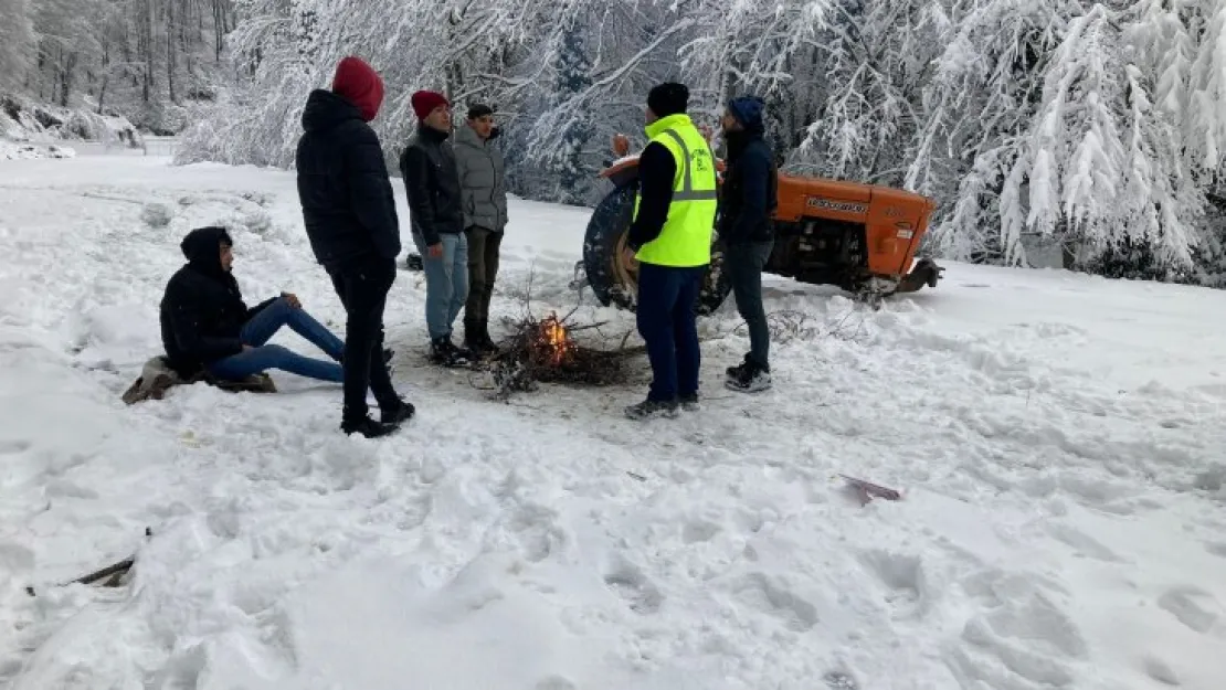 Orman yolunda mahsur kaldılar!