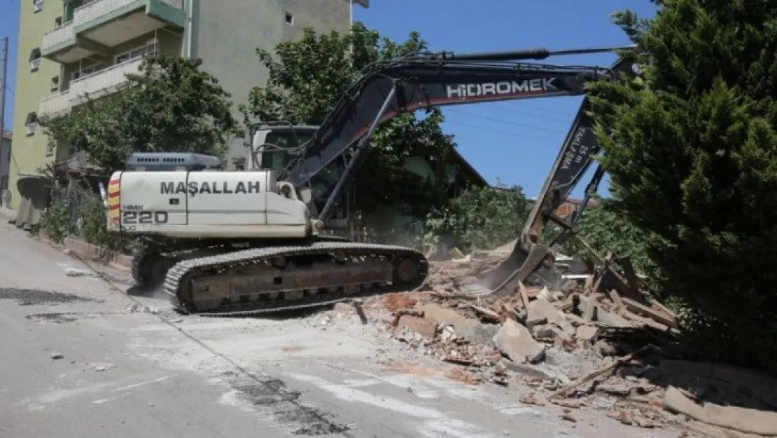 Orta hasarlı bina yıkıldı