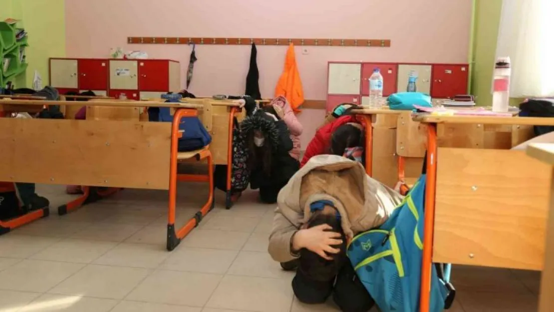 Ortaokulda deprem tatbikatı yapıldı