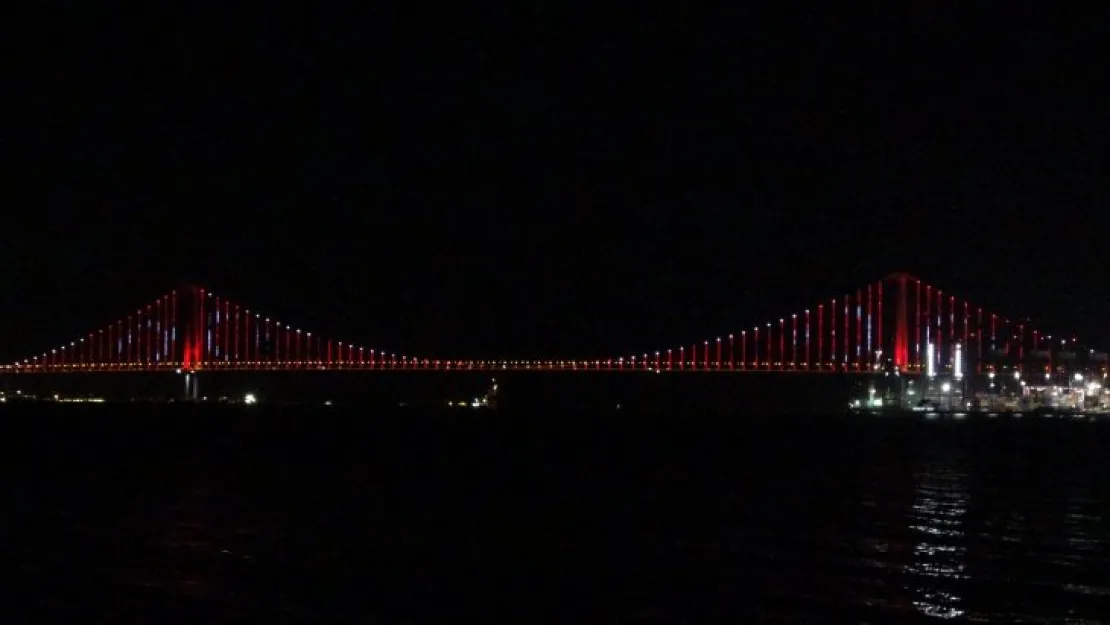 Osmangazi Köprüsü kırmızı-beyaza büründü