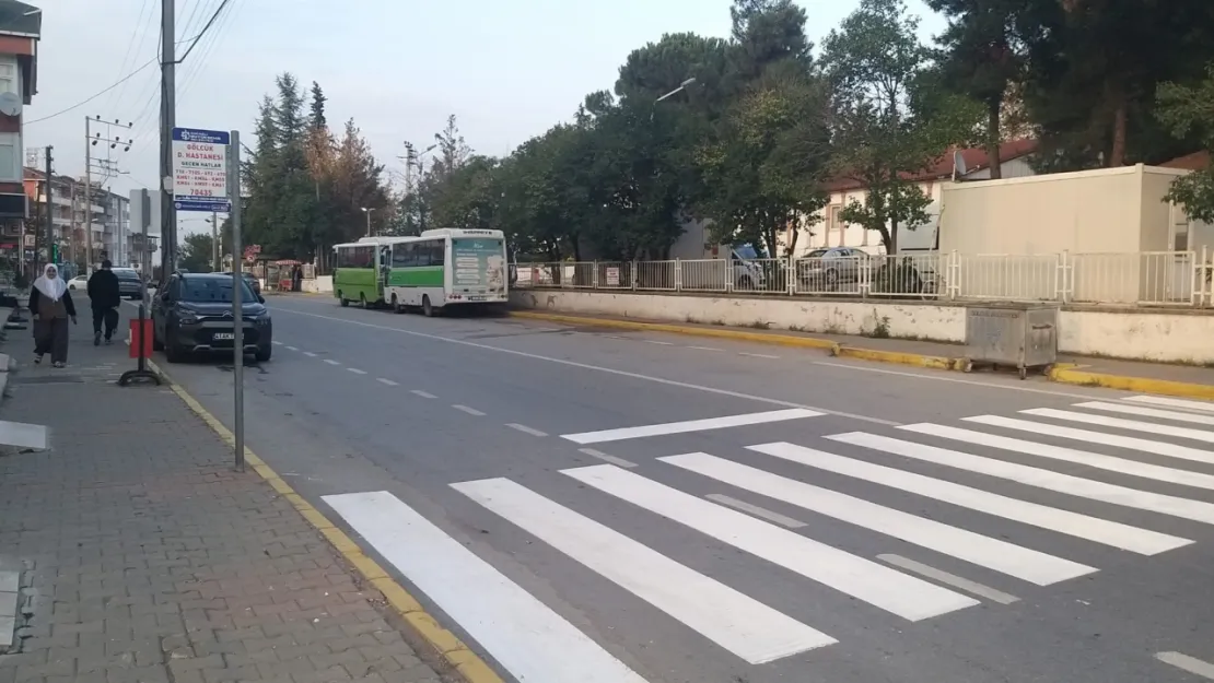 Otobüs durağı önüne yaya geçidi çizgisi çizilmiş