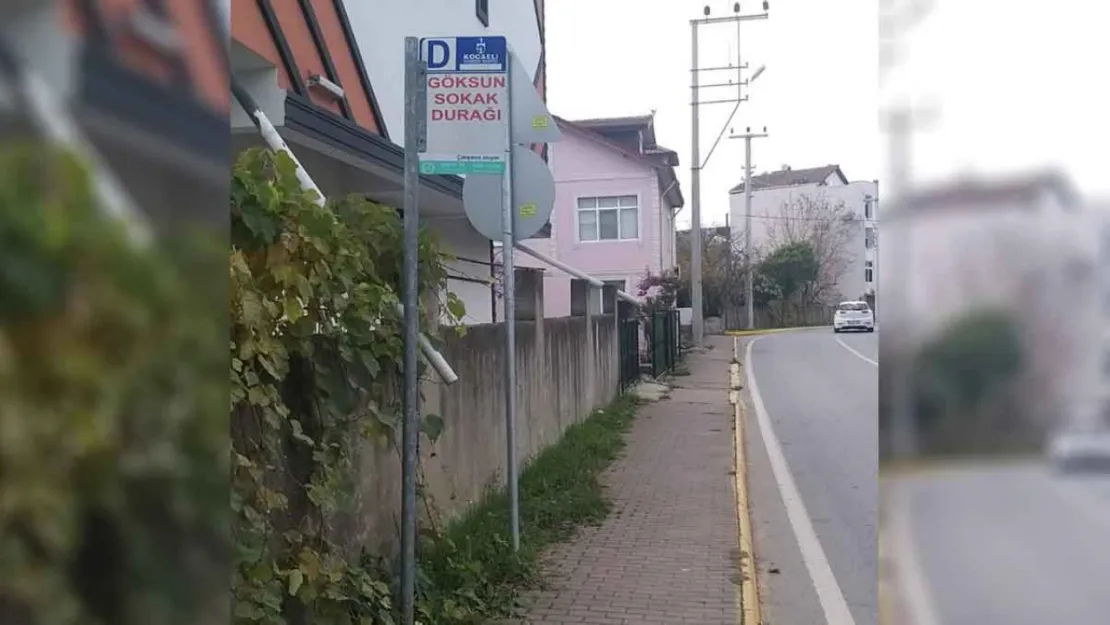 Otobüs durağına yağmur gideri akıyor