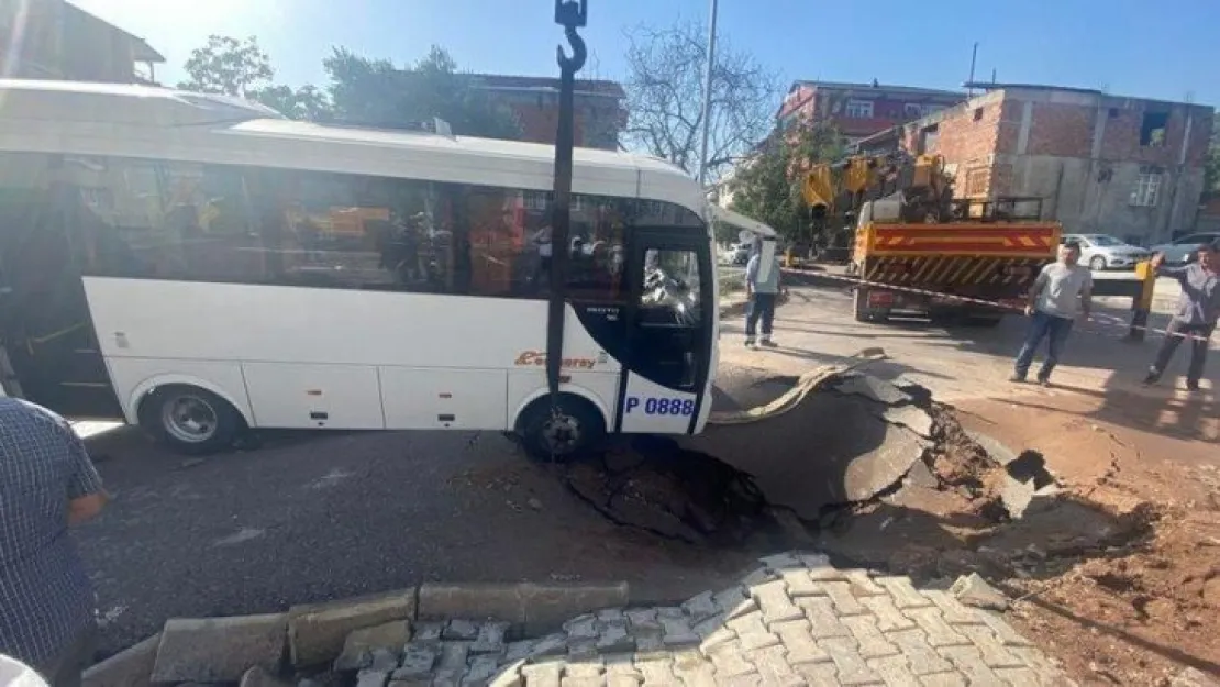 Otobüs kaza yaptı bölgede sular kesildi
