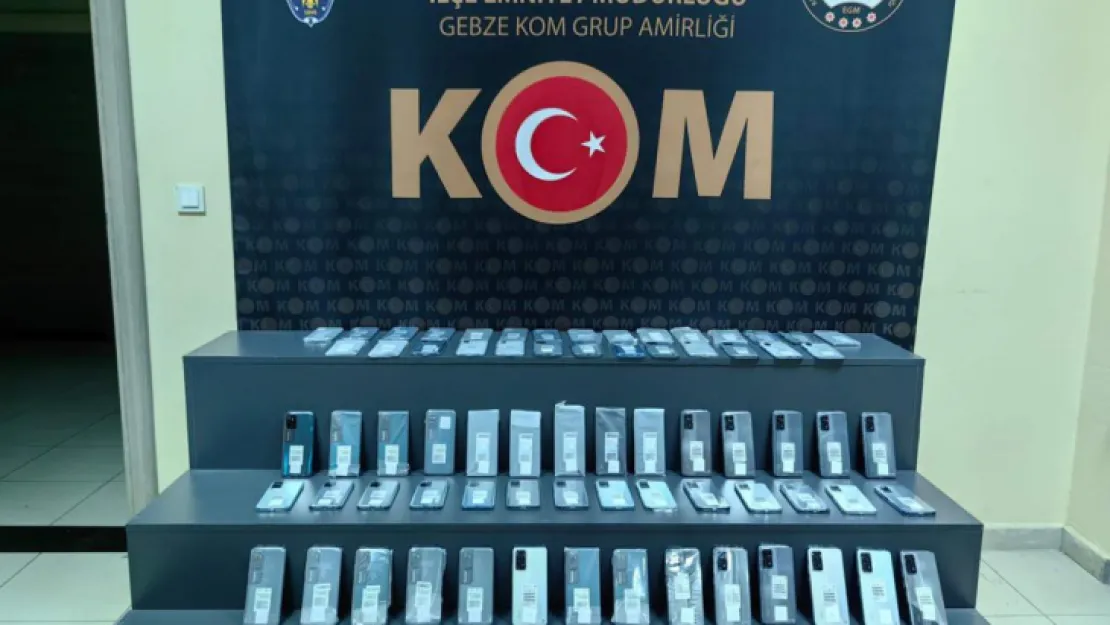 Bavuldan kaçak telefonlar çıktı