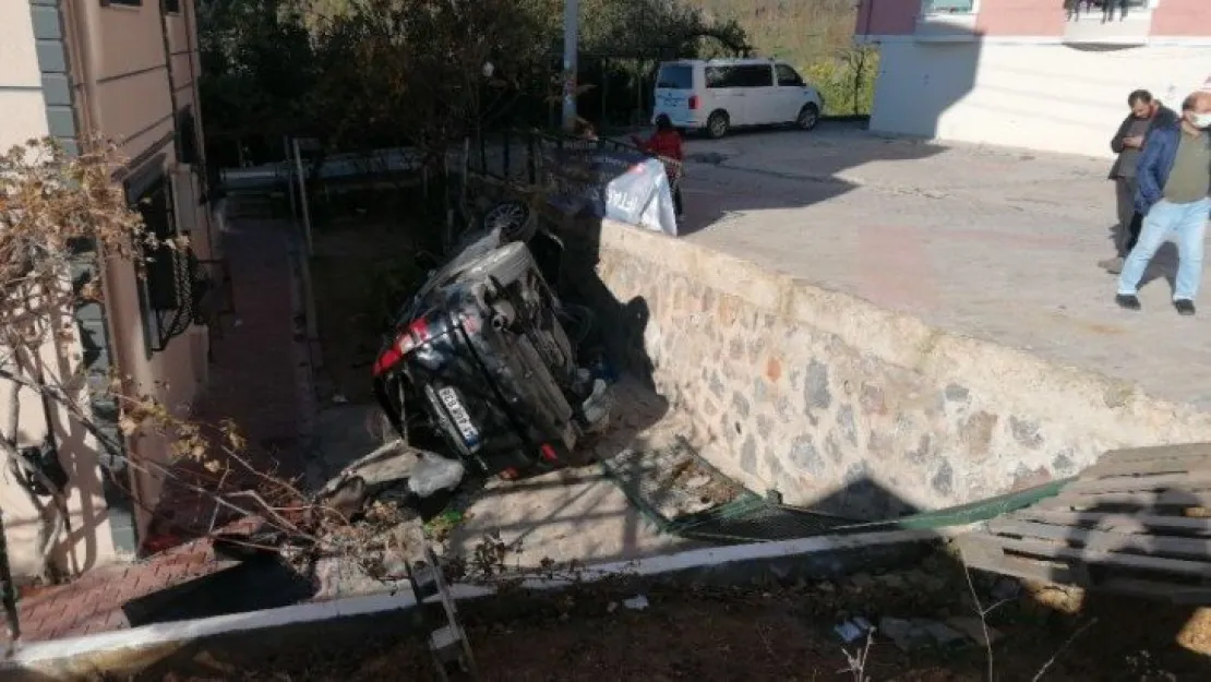 Otomobil 2 metre yükseklikten bahçeye düştü: 4 yaralı!