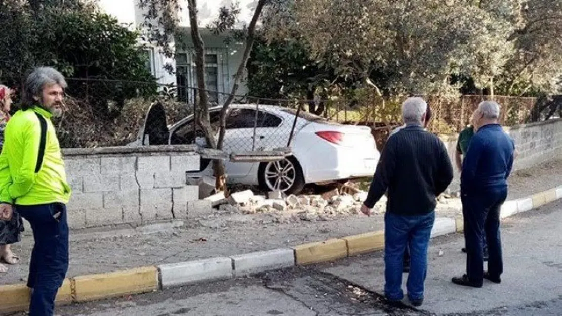 Otomobil bahçeye girdi: 2 yaralı