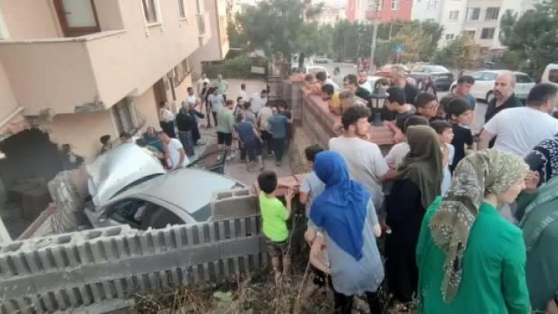 Otomobil bahçeye uçtu! Yaralılar var!