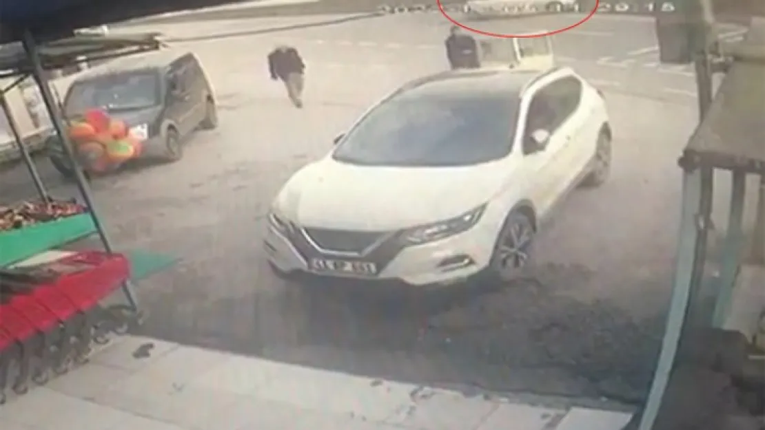 Bariyerlere çarpıp yan yatmıştı: Kaza anı kamerada