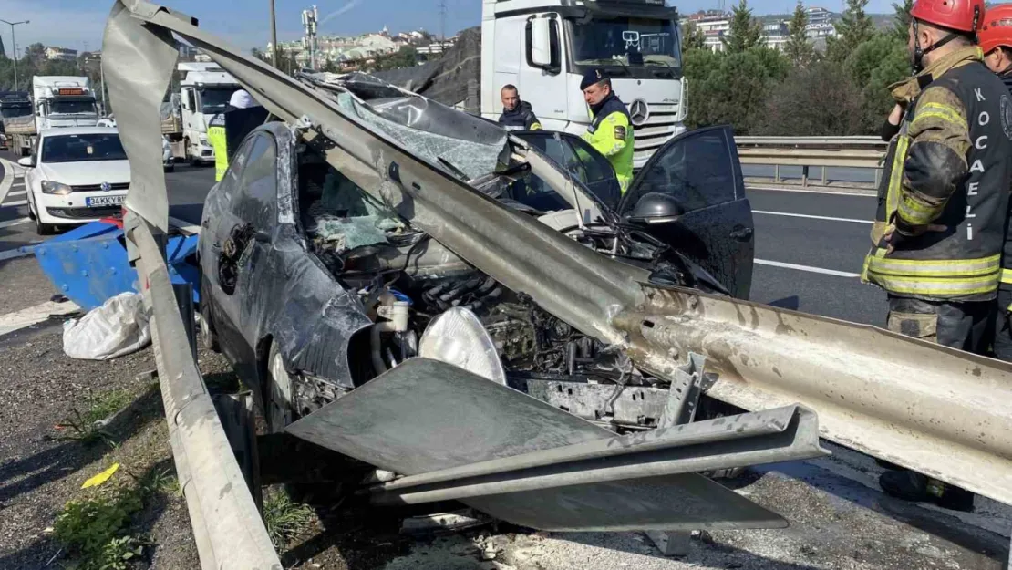 Otomobil bariyerlere girdi: 1'i ağır 4 yaralı