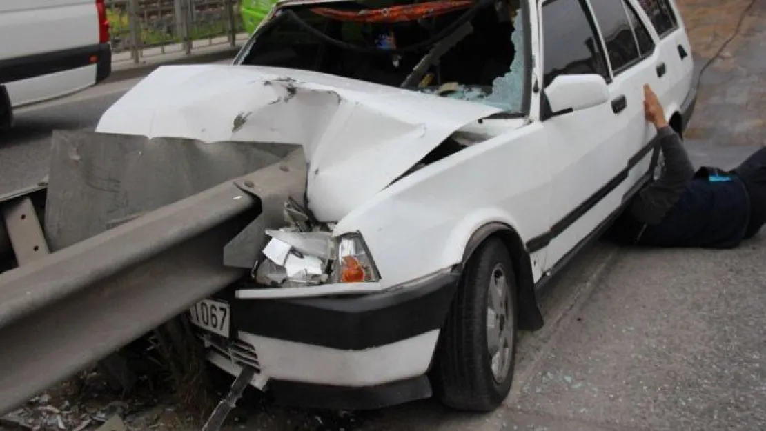 Otomobil bariyerlere saplandı: 2 yaralı