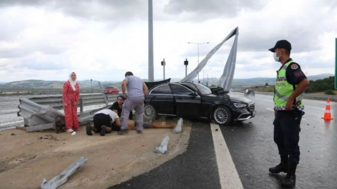 Otomobil demir bariyerlere girdi: 1 ölü, 3'ü çocuk 4 yaralı