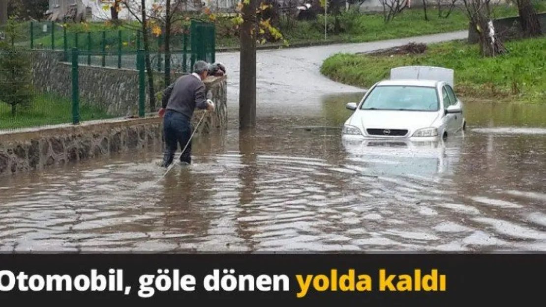 Otomobil, göle dönen yolda kaldı
