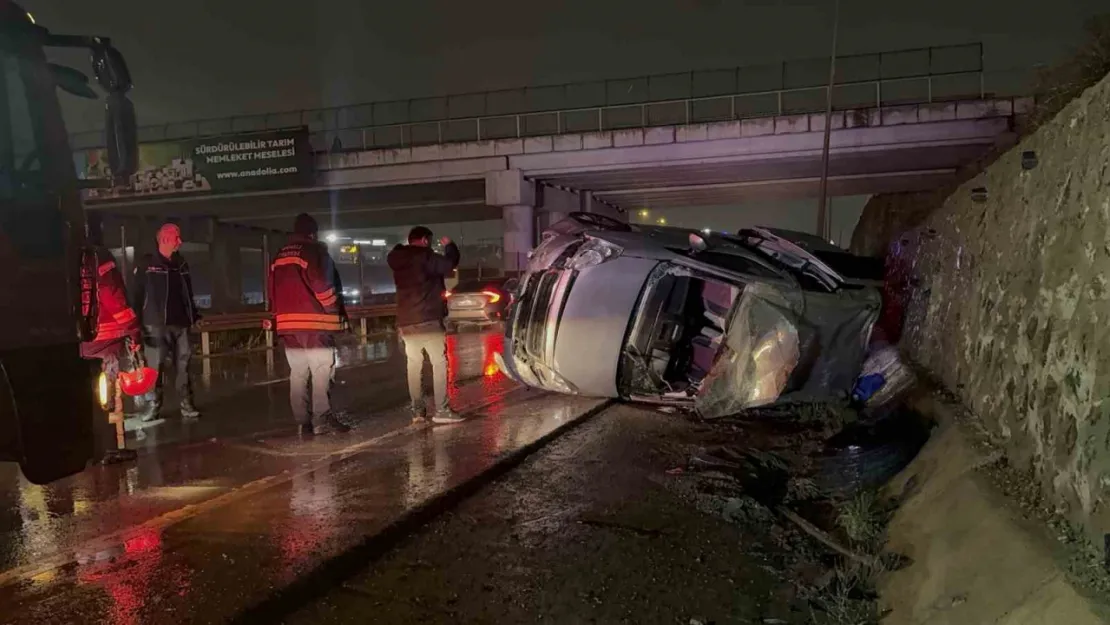 Otomobil ile çarpışan hafif ticari araç yan yattı: 5 yaralı