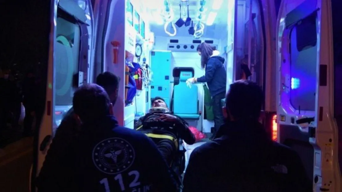 Otomobil ile çarpışan motosikletten yola savruldular: 1'i ağır 2 yaralı