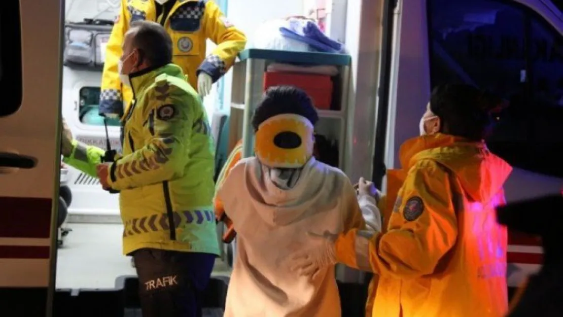 Otomobil ile hafif ticari araç çarpıştı: 4 yaralı!