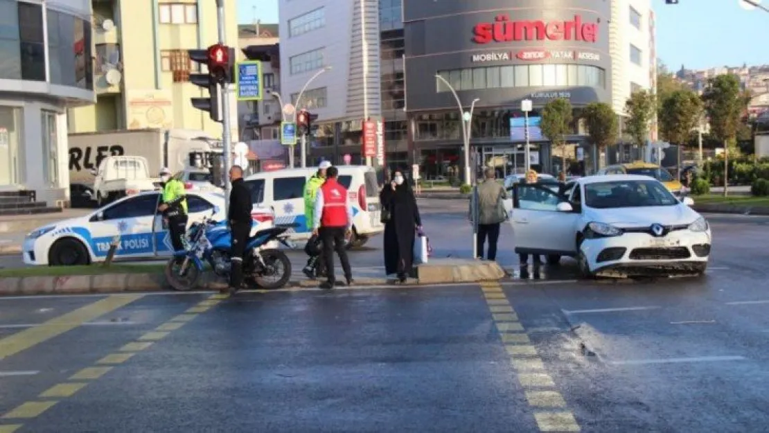 Otomobil ile motosiklet çarpıştı: 1 yaralı