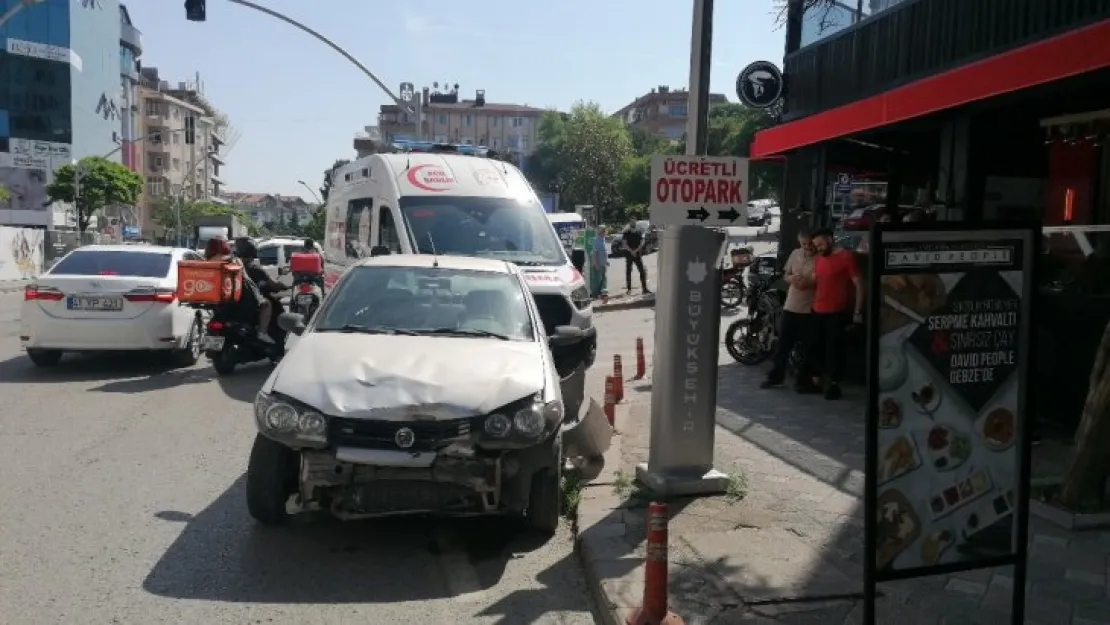 Otomobil ile motosiklet çarpıştı