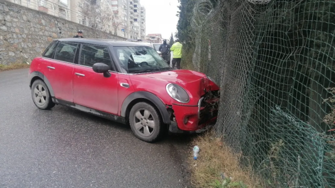 Otomobil ile motosiklet kafa kafaya çarpıştı