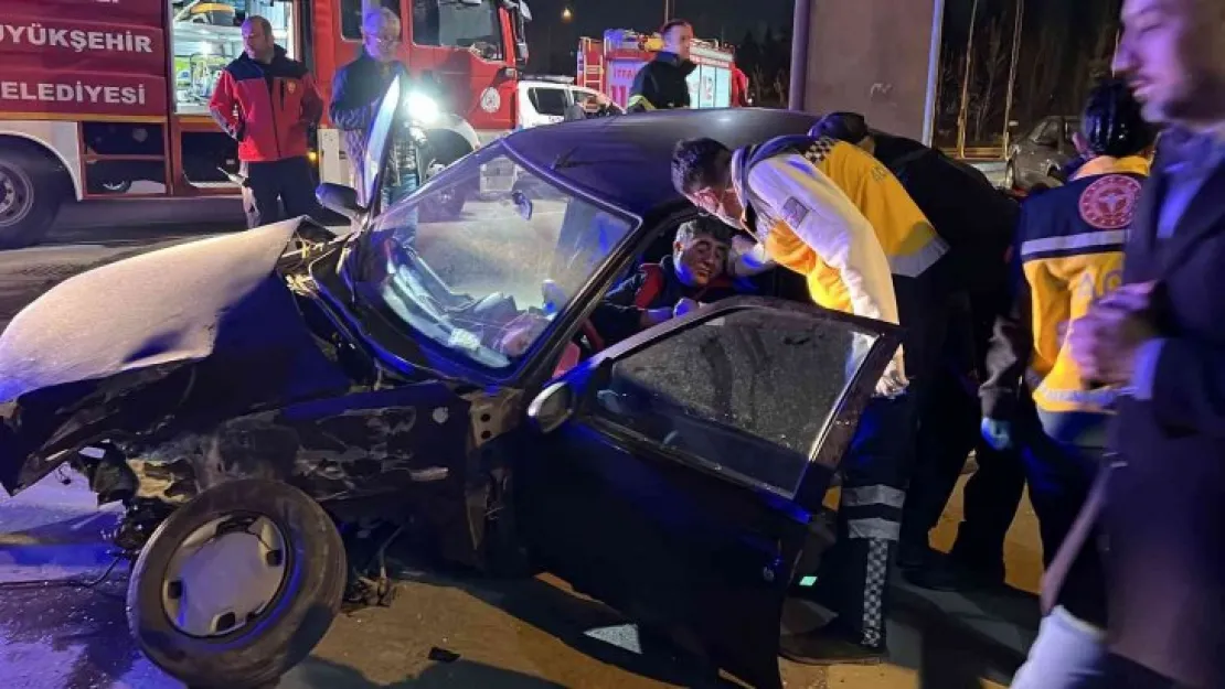 İzmit'te otomobil ile pikap çarpıştı: 1 Yaralı!