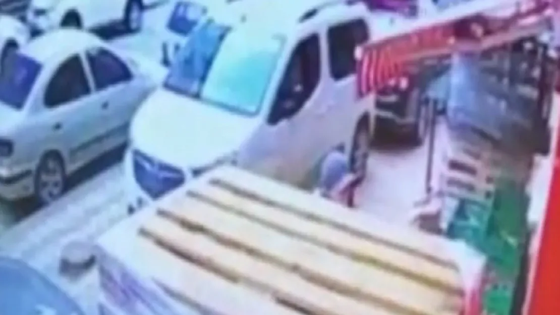 Otomobil ile ticari araç çarpıştı