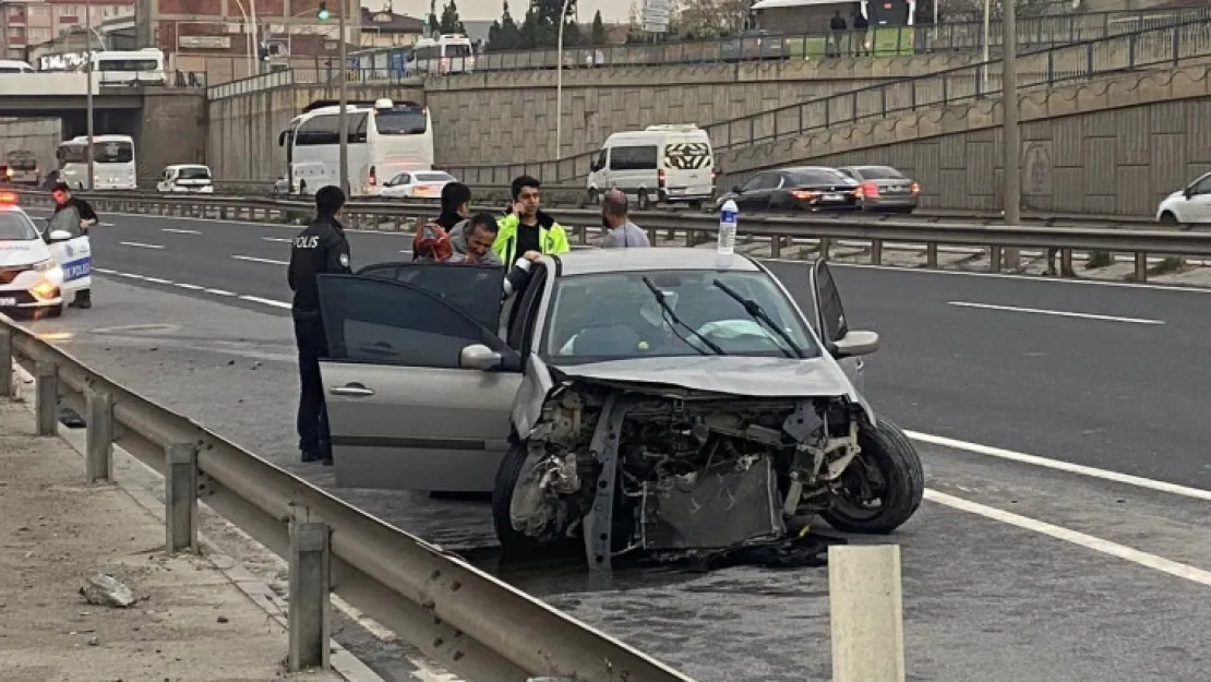 Otomobil önce tıra ardından bariyerlere çarptı