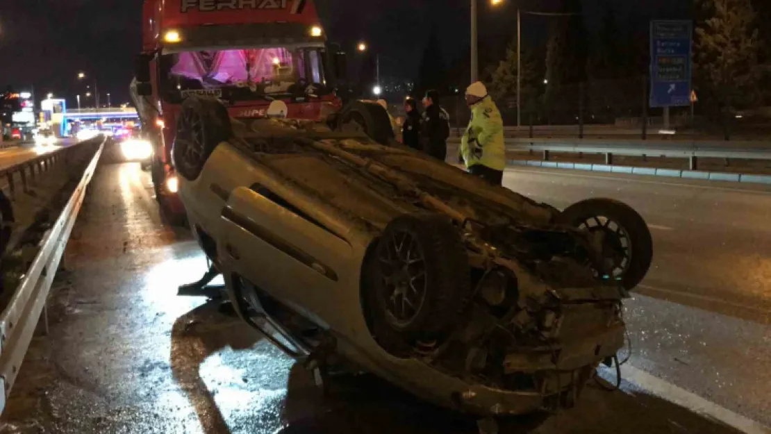 Otomobil, tırın lastiğine çarpıp takla attı