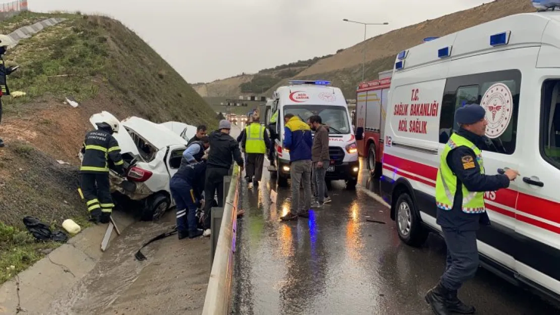 Otomobil yoldan çıktı: 3'ü ağır, 4 yaralı