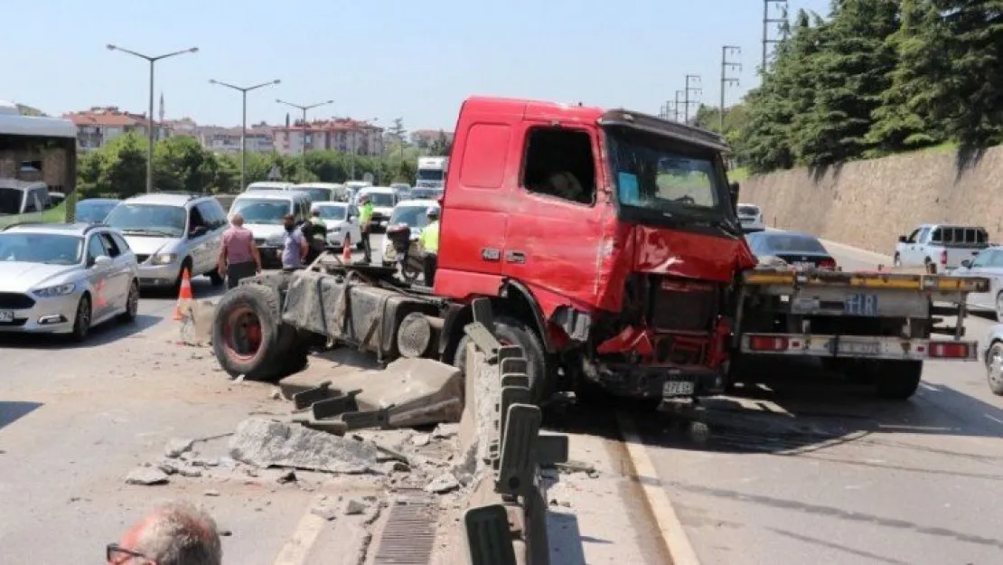 Otomobile çarpmamak için manevra yapan tır karşı şeride geçti