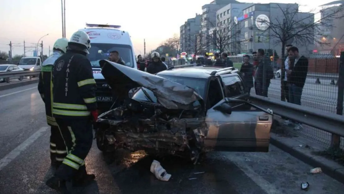 Otomobilin çarptığı aydınlatma direği 2 otomobilin üstüne devrildi: 6 yaralı!