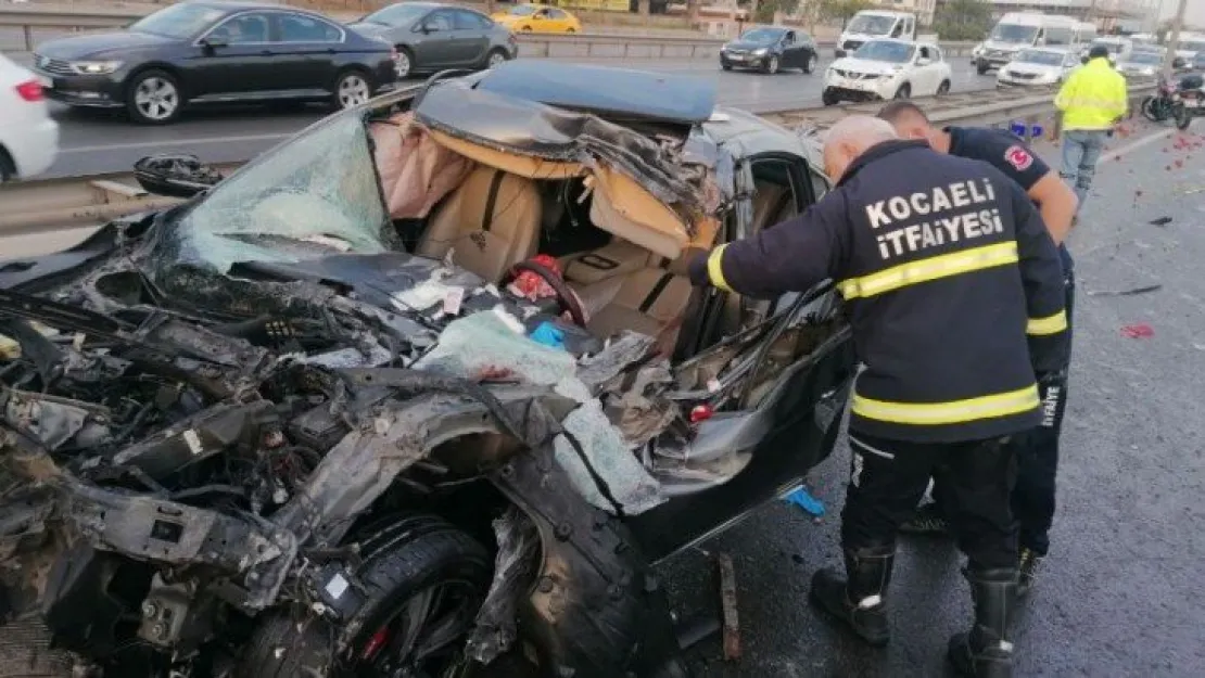 Otomobilin çarptığı sebze yüklü kamyonet devrildi: 1'i ağır 2 yaralı 
