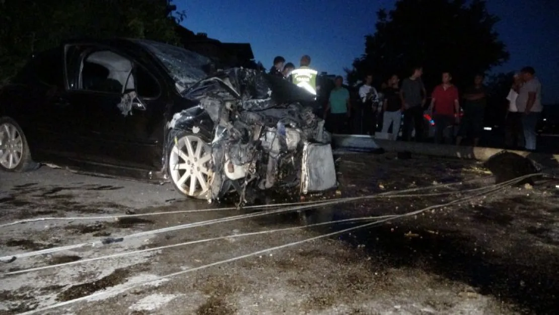 Otomobilin elektrik direğini devirdi mahalle elektriksiz kaldı