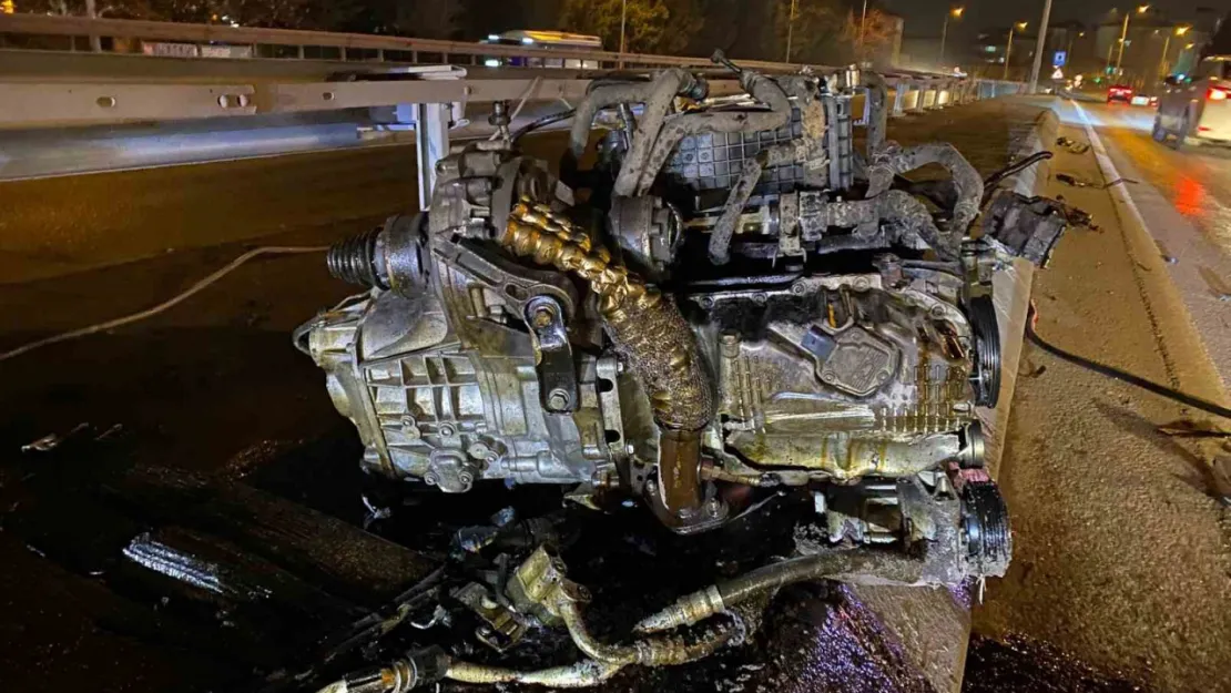 Kocaeli'de şiddetli kaza! Otomobilin motoru yerinden koptu