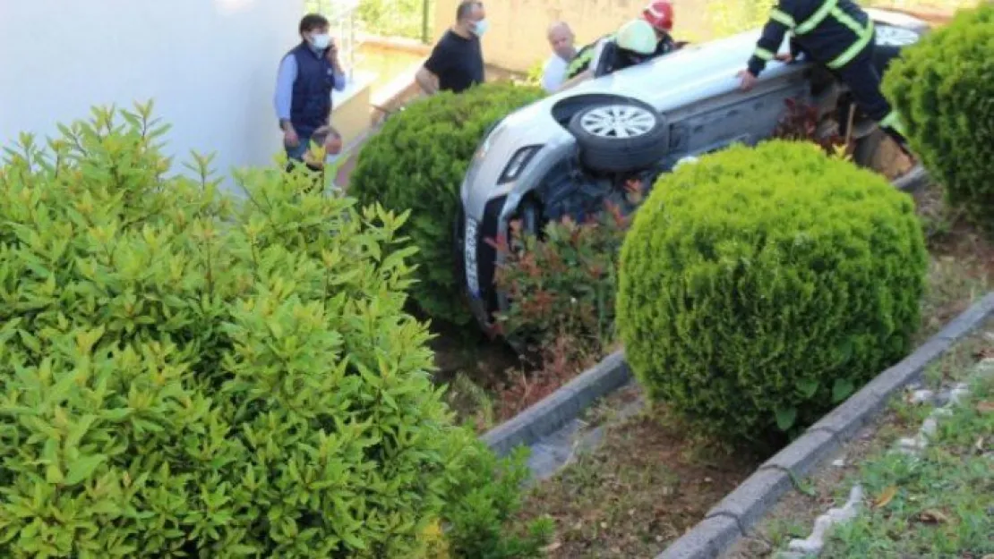 Otomobilini park ederken 4 metreden sitenin bahçesine uçtu