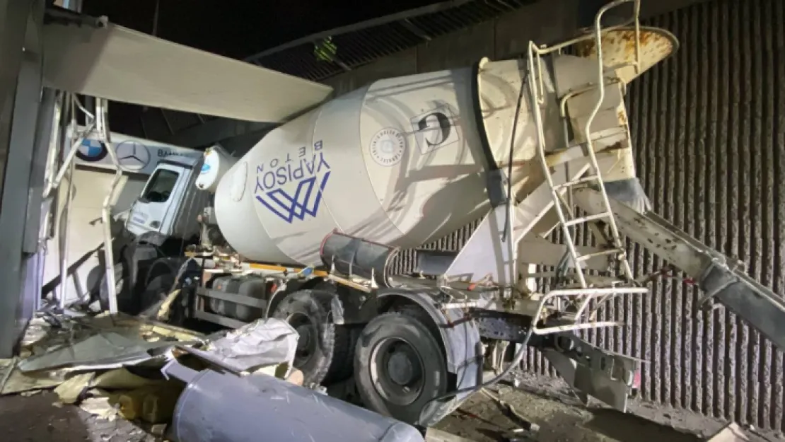 Otomobille çarpışan beton mikseri köprüden uçtu