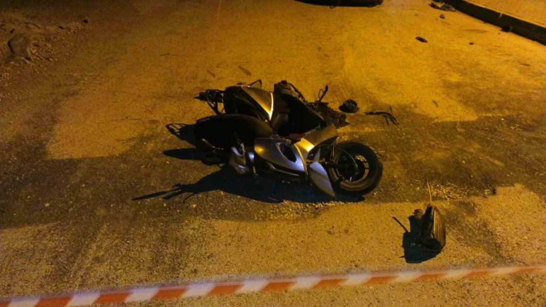 Otomobille çarpışan motosikletin sürücüsü hayatını kaybetti, oğlu ağır yaralandı