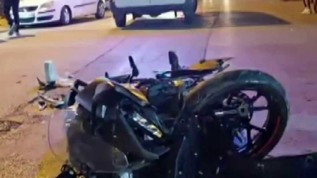 Otomobille çarpışan motosikletin sürücüsü metrelerce savruldu