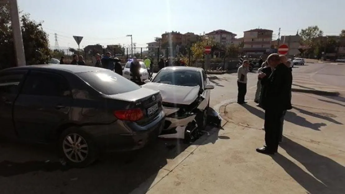 Otomobiller çarpıştı! Çok sayıda yaralı var