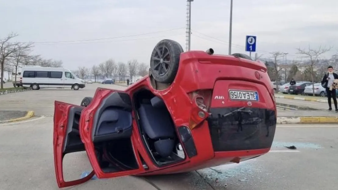 Otoparkta kazaya karışan otomobil takla attı