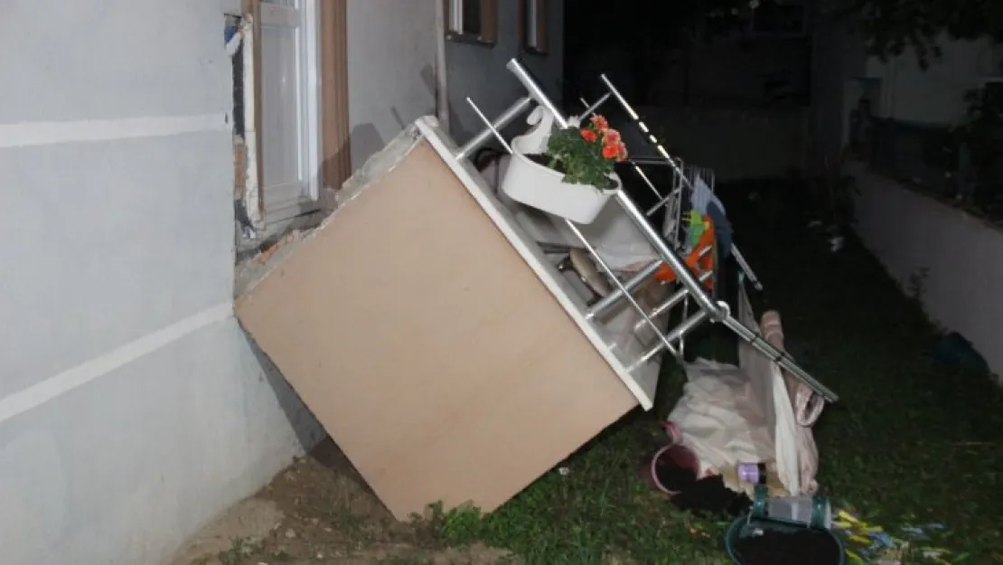 Oturdukları balkon çöken çift neye uğradığı şaşırdı