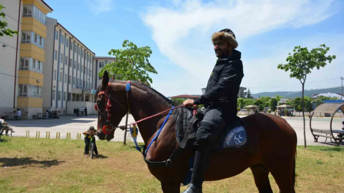 Oy kullanmaya atıyla geldi