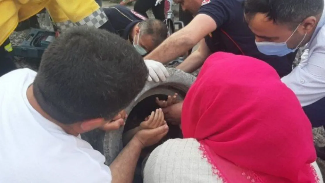 Oyun oynarken kanalizasyon borusuna sıkıştı
