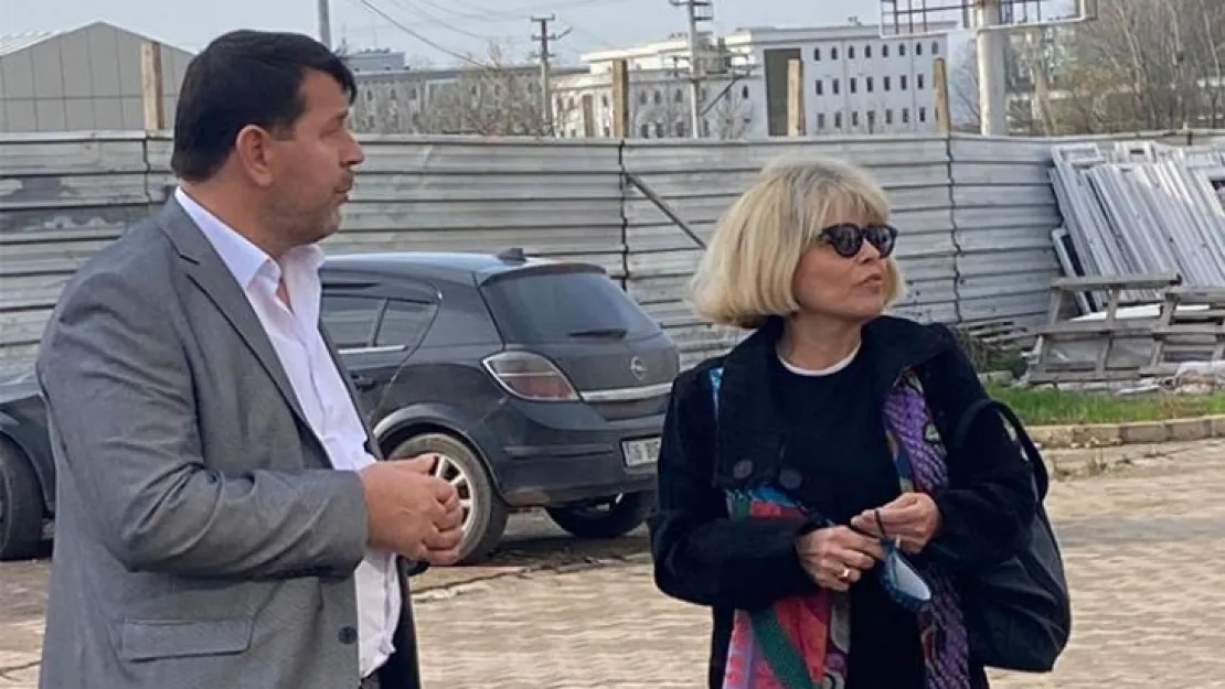 Özal'ın kızı Zeynep Özal Kocaeli'deki evinin anahtarını iş insanı Zikri Yenigün'den teslim aldı