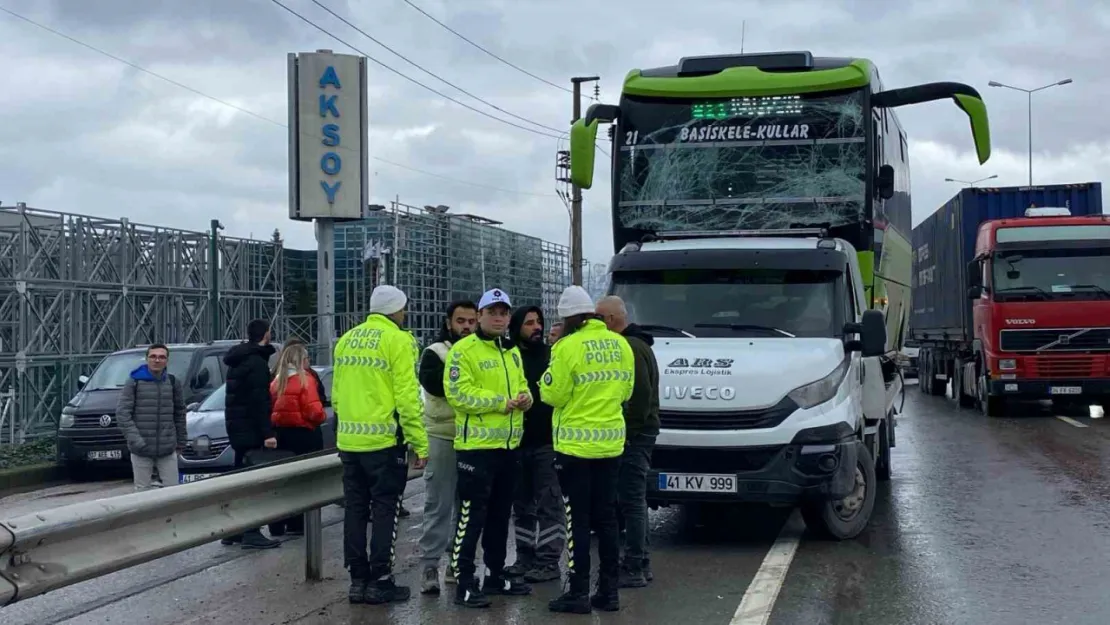 Özel halk otobüsü palet yüklü kamyonetle çarpıştı: 3 yaralı