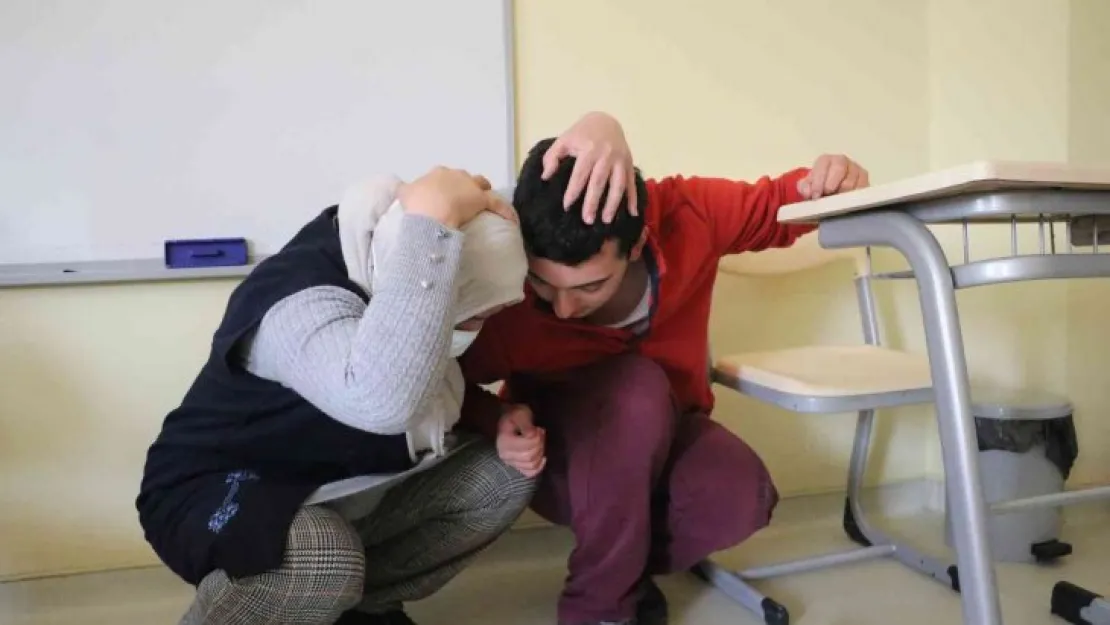 Özel öğrenciler deprem gerçeğini tatbikatla öğrendi